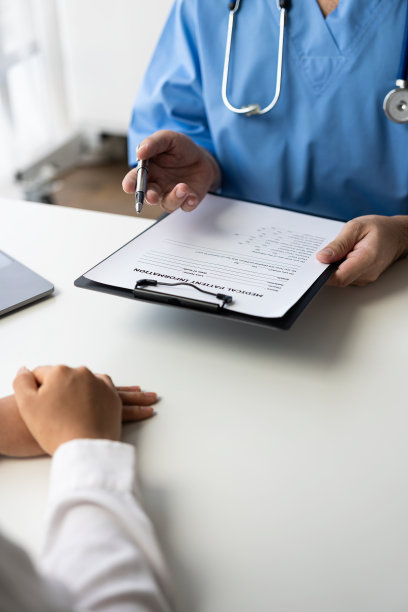 友好的医疗服务或亚洲男性帮助讨论男性患者和医疗检查结果在诊所桌子听医生在医院的特写照片图片下载