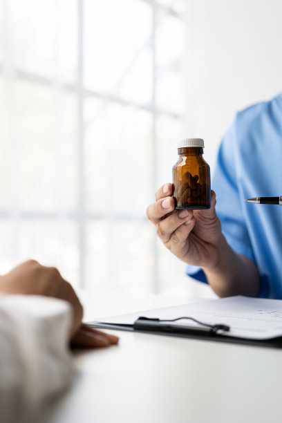 友好的医疗服务或亚洲男性帮助讨论男性患者和医疗检查结果在诊所桌子听医生在医院的特写照片图片下载