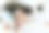 一个年轻人打开浴室里的水龙头。图片下载
