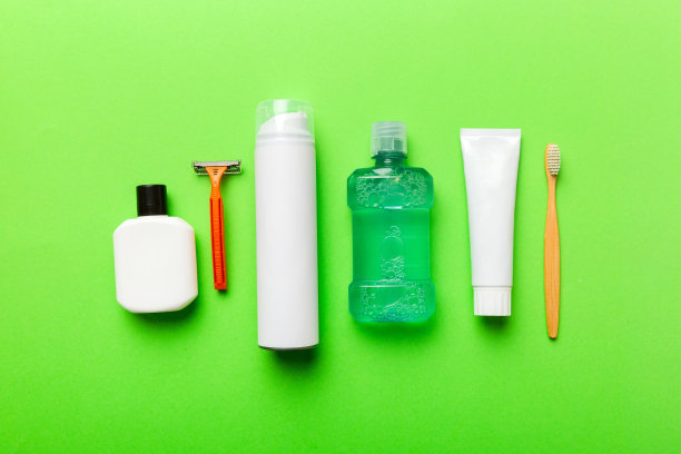 洗浴产品的模型俯视图平躺，水疗剃刀，牙膏，肥皂，凝胶和其他各种配件。化妆品促进皮肤健康。你的商标的浴室模型图片下载