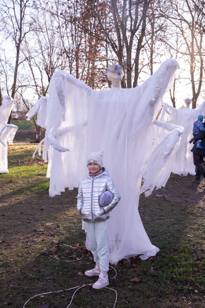 万圣节那天，公园里安装了一个可怕的白色大胳膊鬼。垂直的照片。图片下载