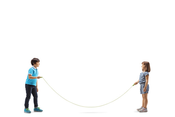 一个女孩和男孩拿着跳绳的全长侧面照片图片下载