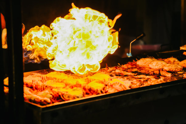 济州岛东门夜市韩国街头小吃的火焰烤龙虾和奶酪的特写。图片下载
