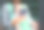 女商人抱着婴儿用智能手机工作的照片。图片下载