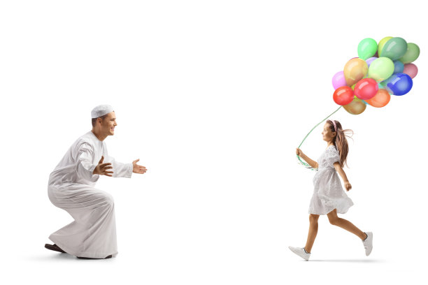 手持气球的女孩向身穿传统穆斯林服装的男子跑去图片下载