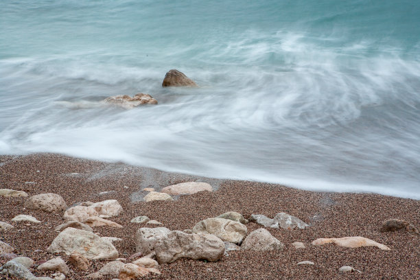 海滩，特写。石沙海岸线。艺术海景出版物，海报，日历，帖子，屏幕保护程序，壁纸，横幅，网站。海浪和白色泡沫的大海。高质量照片图片下载