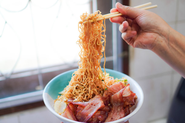 自制培根炒面的面条特写照片。图片下载