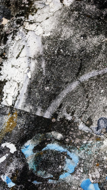 垃圾旧风化混凝土墙与开裂剥落多个白色，黑色，灰色，橄榄绿和蓝色油漆层高分辨率背景纹理库存照片图片下载