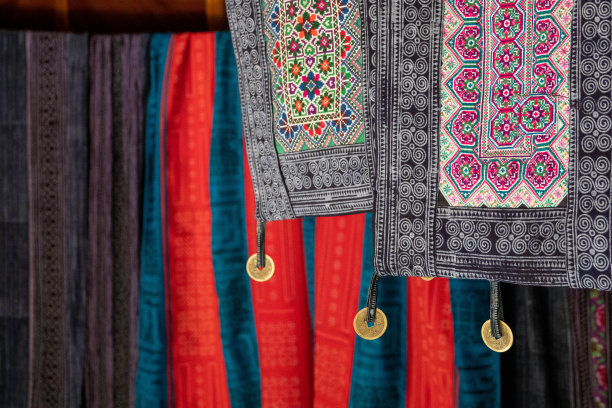 越南北部山区的土著部落(苗族人)手工制作的纺织品图片下载