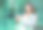 女商人抱着婴儿用智能手机工作的照片。图片下载