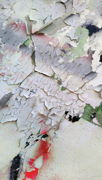 垃圾旧风化混凝土墙与开裂剥落多个白色、紫色、黑色、灰色、绿色和红色油漆层高分辨率背景纹理库存照片图片下载