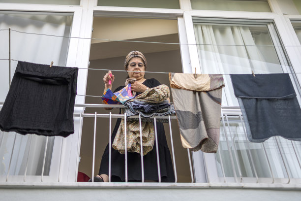 挂着旧瓷砖门面的女人图片下载