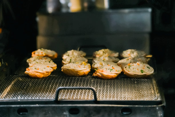 韩国济州岛东门市场的芝士烤蟹。这个市场是济州岛著名的旅游景点之一。图片下载