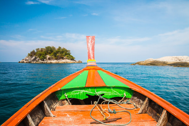 安达曼海南部美丽的热带岛屿，从传统渔船上俯瞰蓝天。图片下载