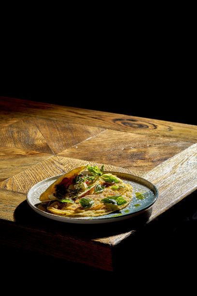 法式煎蛋卷配烤辣椒、卡拉马塔橄榄、羊乳酪、玉米饼，盘子里是灰色背景。菜单图片。强光图片下载