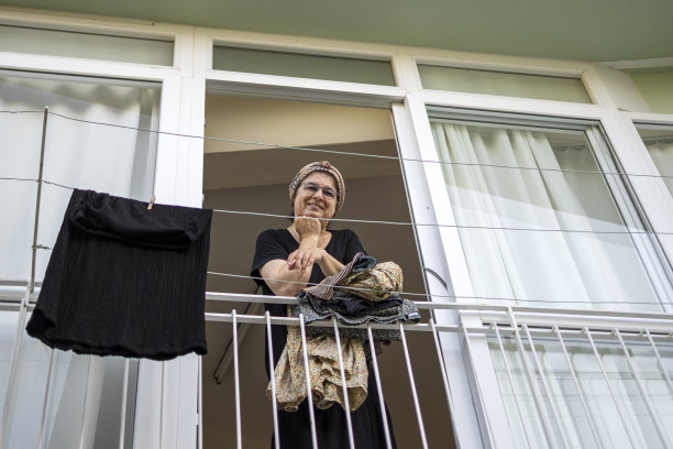 挂着旧瓷砖门面的女人图片下载