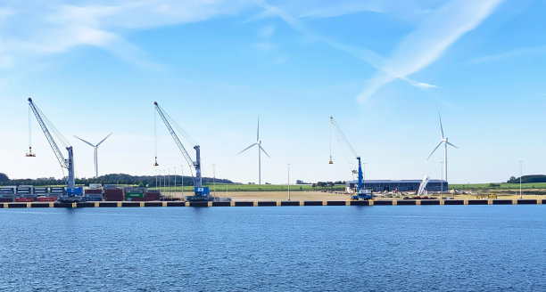 丹麦，卡伦堡，海边的起重机和风车的美景图片下载