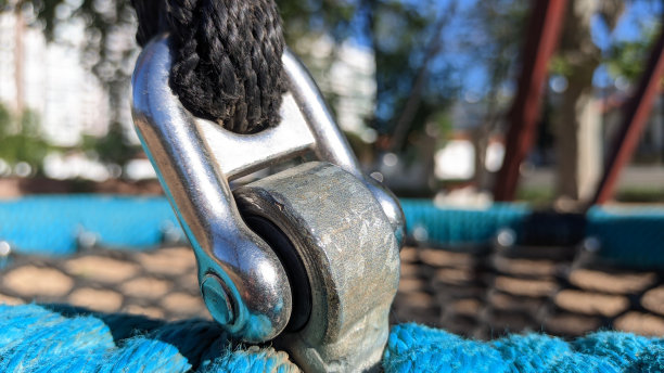 操场上秋千的金属底座将缆绳和秋千连接起来图片下载