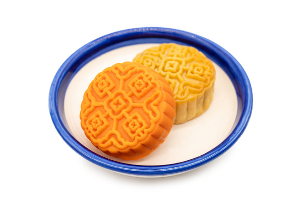 盘子里的月饼被隔离在白色的背景上。中秋节概念。图片下载