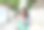 一位女商人抱着婴儿打电话，用奶瓶给孩子喂奶。忙碌的母亲带着孩子在早晨匆匆赶路。图片下载