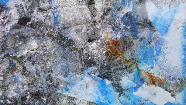 垃圾旧风化混凝土墙与开裂剥落多个白色、紫色、黑色、灰色、绿色、橙色、红色和蓝色油漆层高分辨率背景纹理库存照片图片下载