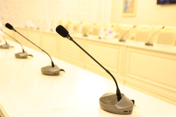 会议室麦克风架，柔焦照片特写图片下载