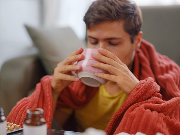 秋冬季节易打喷嚏图片下载