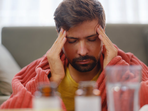 秋冬季节易打喷嚏图片下载