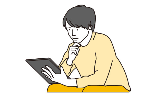 亚洲男子看平板电脑消磨时间图片下载