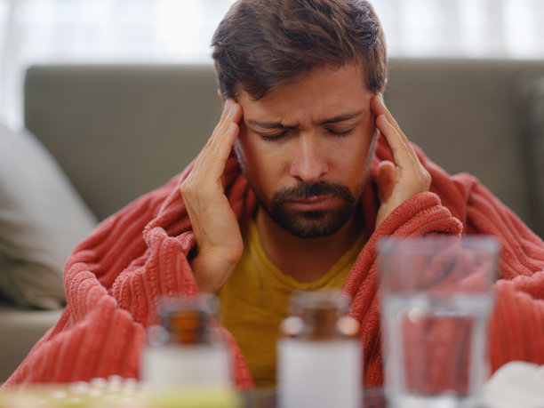 秋冬季节易打喷嚏图片下载