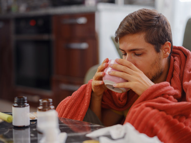 秋冬季节易打喷嚏图片下载