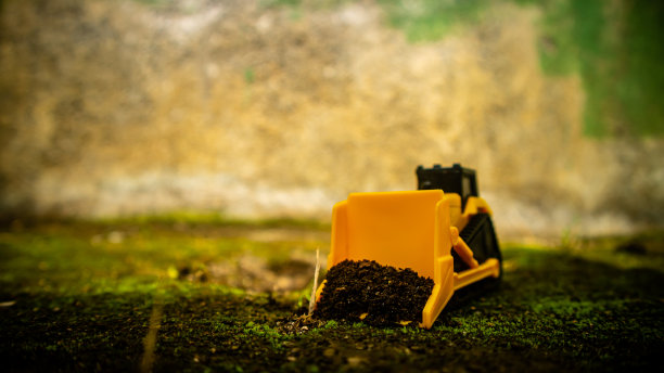 印度尼西亚南米纳哈沙:2023年1月，一个黄色的推土机玩具正在平整地面图片下载