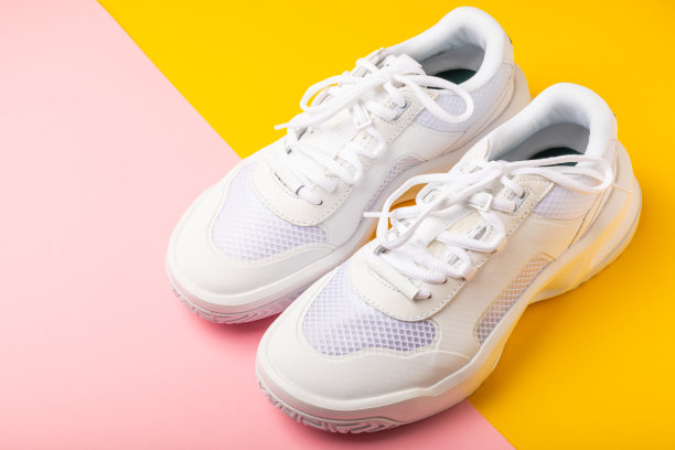背景是白色运动鞋，时尚，男女皆宜。运动鞋是积极生活方式的运动鞋。产品照片和悬浮概念。街头风格。副本的空间。放文字的地方。图片下载