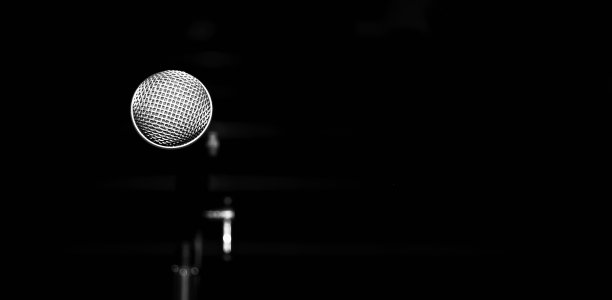 舞台上的公开表演，舞台上的麦克风，音乐厅模糊的背景。黑白照片。图片下载