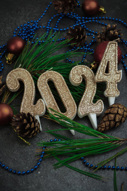 2024年的新年玩具在桌子上图片下载