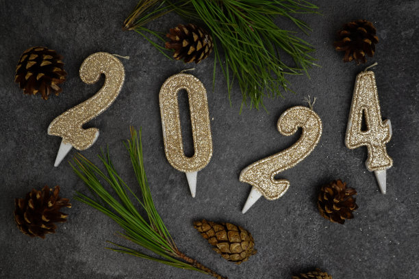 2024年新年。圆锥体和针状体躺在黑色的背景上图片下载