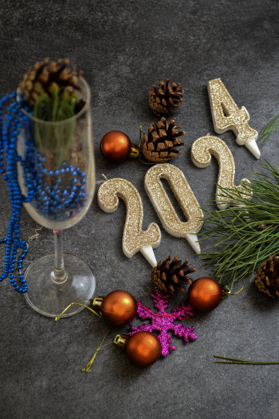 新年的玩具，数字2024和新年的杯子图片下载