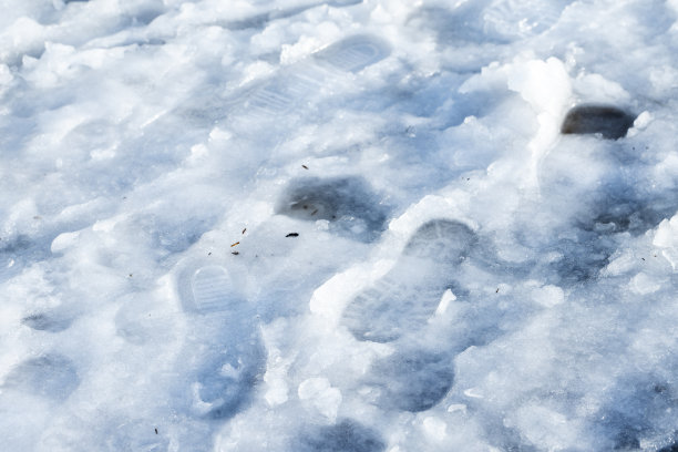 湿雪路上的脚印，特写照片图片下载