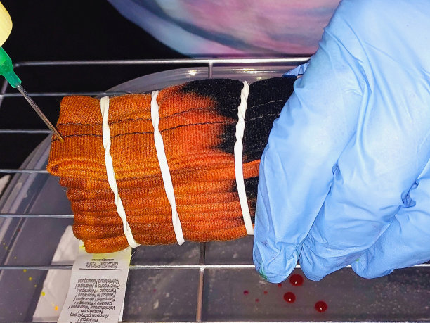 在衬衫上扎染的人图片下载