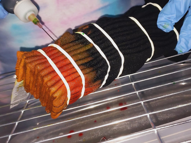 在衬衫上扎染的人图片下载