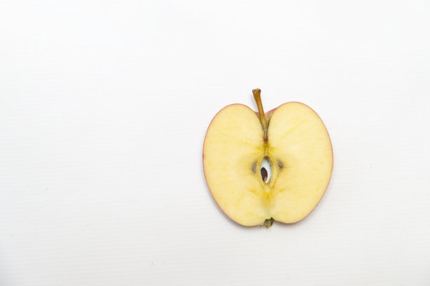 苹果和一片像心脏一样的苹果图片下载