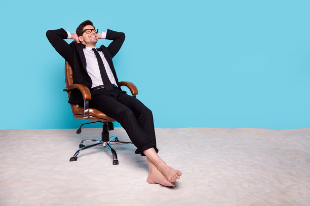 英俊帅气的男人穿着黑色西装手臂在脑后梦想旅行空旷的空间孤立的蓝色背景的全身照片图片下载