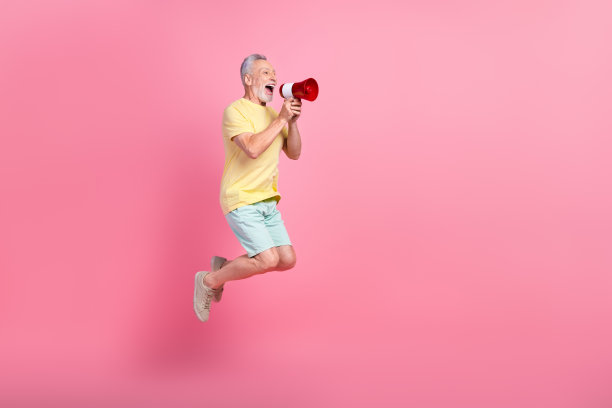 在粉红色的背景下，为孤独的旅行者提供信息的喜出望外的退休老人的全身照片图片下载