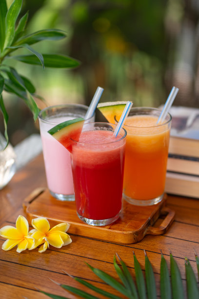 新鲜喝冰茶柠檬冰茶的照片图片下载