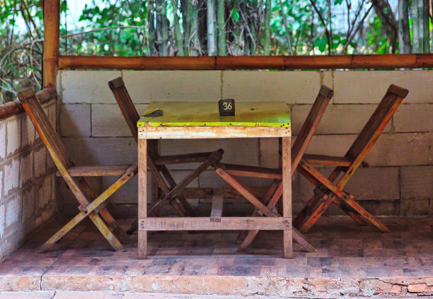 餐厅里的餐桌和椅子。图片下载