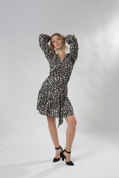 一组穿着粘胶休闲装的年轻女模特的工作室照片图片下载