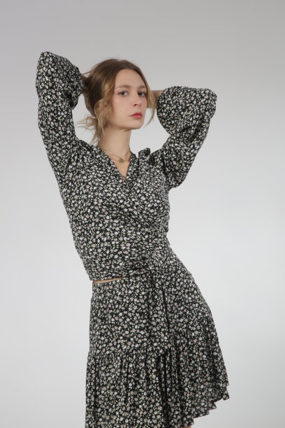 一组穿着粘胶休闲装的年轻女模特的工作室照片图片下载