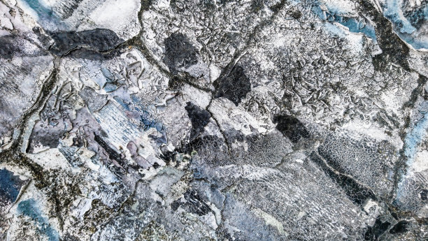 垃圾旧风化混凝土墙与开裂剥落多个白色，黑色，灰色，橄榄绿和蓝色油漆层高分辨率背景纹理库存照片图片下载