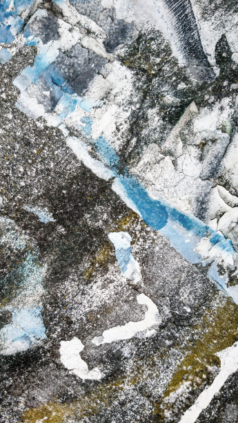 垃圾旧风化混凝土墙与开裂剥落多个白色，黑色，灰色，橄榄绿和蓝色油漆层高分辨率背景纹理库存照片图片下载