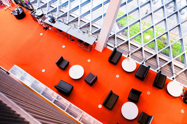 从上方拍摄的圆形桌子和椅子图片下载